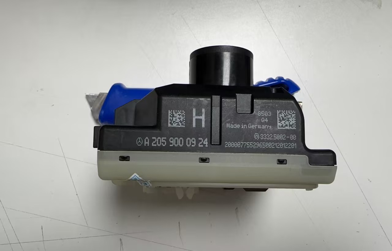 OEM Dash Ignition Switch Button A2059000924 for 16-24 Mercedes GLC300 X253